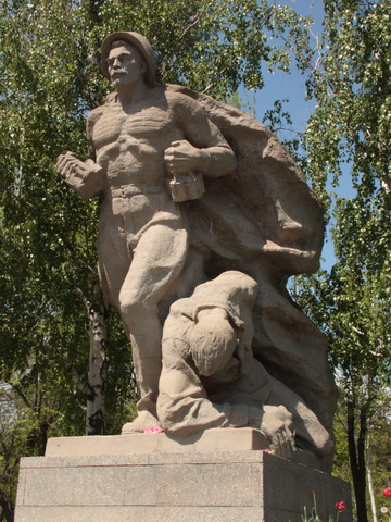 kurgan (40).JPG - Skulptur am "Platz der Helden". Diese Figur erzählt über den Einsatz von Marinesoldaten, die an den Kämpfen der Stalingrader Schlacht beteiligt waren.